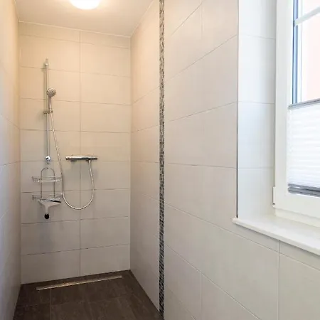 Haus Weitblick Nr 01 Inkl Sauna-schwimmbadnutzung Im Ahoi Sellin Apartment *